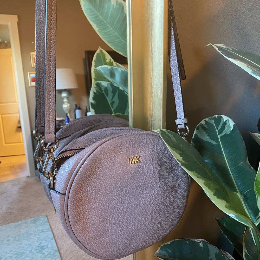 Micheal Kors nude blush round RARE COLOR pebble leather cross body